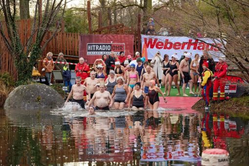 Neujahrsschwimmen für den guten Zweck (Unterhaltung / Freizeit | Rheinau)